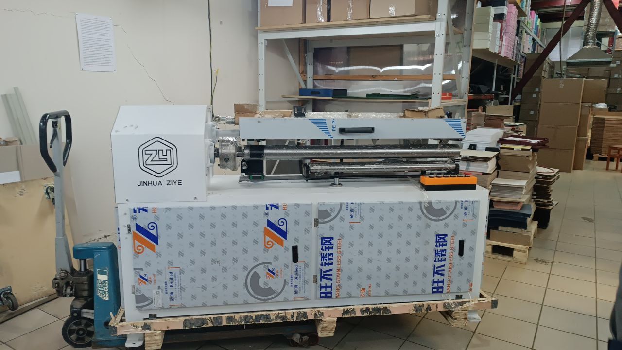  Полуавтоматическая резальная машина для туб доставлена в ТароПак