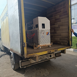 Полуавтоматическая резальная машина для туб доставлена в ТароПак