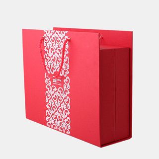Кашированная коробка-пакет с ручками и ложементом для подарочного набора
