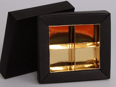 Ложемент для десерта из картона с золотой ламинацией